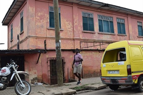 Exteriér falené americké ambasády v Ghan.