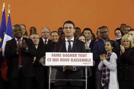 Premiér Manuel Valls pi svém projevu, kde kandidaturu na prezidenta oznámil.