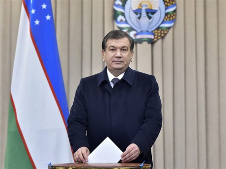 Nov zvolený uzbecký prezident avkat Mirzijojev pi vkládání hlasovacího...