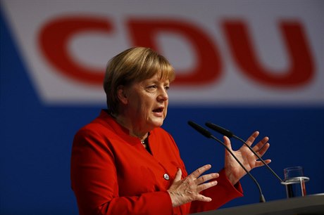 Nmecká kancléka Anela Merkelová pi projevu na sjezdu CDU, který ji má zvolit...