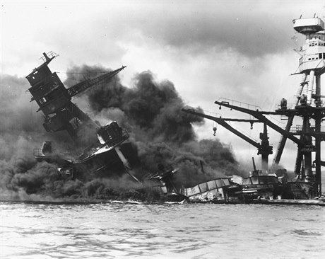 Bitevní lo USS Arizona se potápí po neekaném útoku japonského letectva na...