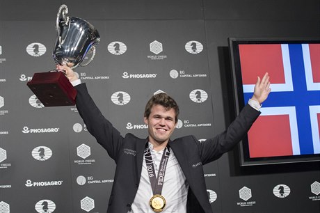 Magnus Carlsen se raduje z tce vydené obhajoby titulu mistra svta.