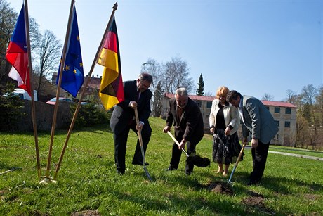 Slavnostní zahájení stavby společného česko-německého centra v roce 2011.