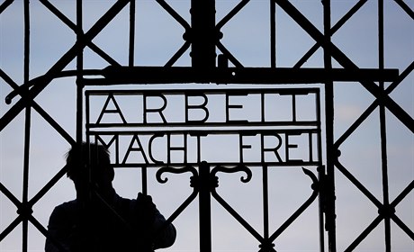 Nápis Arbeit macht frei z brány koncentraního tábora Dachau.