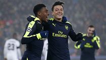 Alex Iwobi a Mesut �zil z Arsenalu slav� g�l proti Basileji
