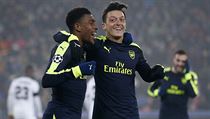 Alex Iwobi a Mesut zil z Arsenalu slav gl proti Basileji