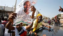 Podporovatel Adama Barrowa drc jeho volebn plakt