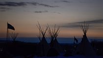 Demonstrace indin z kmene Sioux a ekologickch aktivist proti stavb...