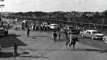 Lidé se zastavují u vítězné karavany Fidela Castra v lednu 1959.