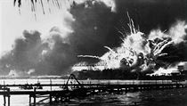 Exploze americkho torpdoborce USS Shaw pi druh vln nletu na vojenskou...