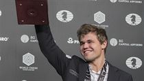 Magnus Carlsen a jeho vítězné gesto po triumfálním vítězství.