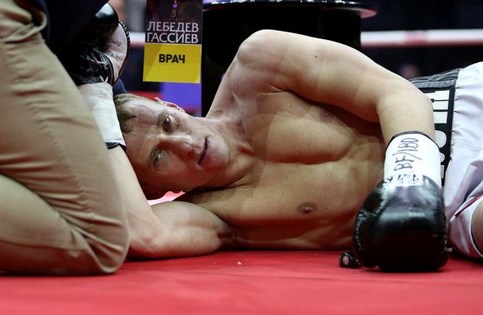Knockoutovaný Eduard Trojanovskij.
