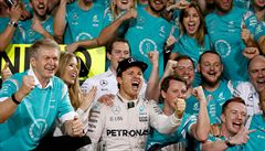 Nmec Nico Rosberg slaví se svým týmem zisk titulu mistra svta.