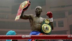 Julius Indongo slaví s tituly IBF (vlevo) a IBO v lehkém velteru.