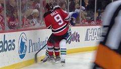 VIDEO: Larsen skončil po srážce s Hallem v bezvědomí na ledě, hráči ho ještě okopali