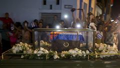 Urna s popelem zesnulého Fidela Castra s kubánskou vlajkou