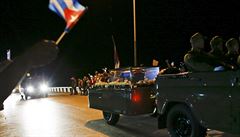 Kubánci zaplují námstí a okraje silnic podél trasy smuteního prvodu
