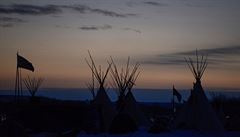 Demonstrace indián z kmene Sioux a ekologických aktivist proti stavb...
