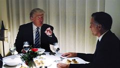 Donald Trump sits s Mittem Romneym v restauraci Jean-Georges v New Yorku