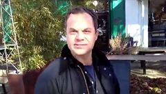 James Alefantis mluvil k protestujícím p�ed svou restaurací ve Washingtonu.
