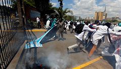 Demonstrace v Nairobi nakonec byla rozehnána policií, která pouila slzný plyn.