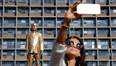jedna z kolemjdoucích se si dlá selfie se sochou premiéra Benjamina Netanjahua...