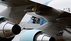 Americký prezident Barrack Obama nastupuje do speciálu Air Force One ped...