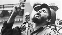 Fidel Castro hovoí v únoru 1959 k davu v prbhu triumfálního pochodu na...