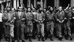 Pochod kubánských lídr v beznu 1960 na poest obtí exploze v La Coubre.