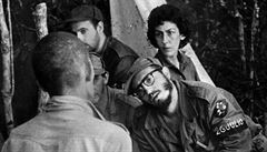 Na fotografii z roku 1958 Castro zpovídá banditu dopadeného pi svém zloinu.