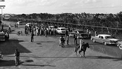 Lidé se zastavují u vítzné karavany Fidela Castra v lednu 1959.