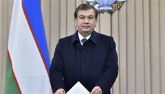 Nov zvolený uzbecký prezident avkat Mirzijojev pi vkládání hlasovacího...