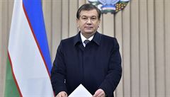 Nov� zvolený uzbecký prezident �avkat Mirzijojev p�i vkládání hlasovacího...