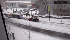 VIDEO: Kolaps kanadsk dopravy kvli troe snhu. Srazily se autobusy, policie i rolba
