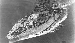 Bitevní lo USS Arizona pi plavb na oteveném moi v roce 1931.