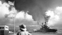 Archivní foto zniené bitevní lodi USS California po náletu Japonc na Pearl...