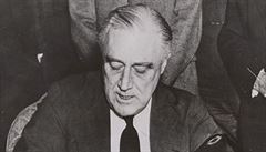 Americký prezident Franklin Delano Roosevelt vyhlauje válku Japonsku po náletu...