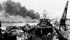 Torza zniených amerických torpédoborc po japonském náletu na Pearl Harbor.