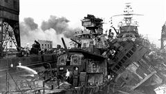 Torza zniených amerických torpédoborc po japonském náletu na Pearl Harbor.