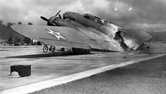 Zbytek amerického bombardéru B-17C po japonském náletu na Pearl Harbor.