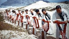 Amerití námoníci uctívají památku svých zahynulých koleg po japonském náletu...