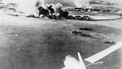 Japonský bombardér pi náletu na americkou vojenskou základnu Pearl Harbor.