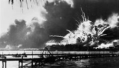 Exploze amerického torpédoborce USS Shaw pi druhé vln náletu na vojenskou...