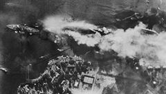 Letecký snímek hoící bitevní lod USS Arizona pi japonském náletu na...