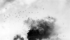Exploze protiletadlového dla pi japonském náletu na vojenskou základnu Pearl...