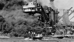 Záchrana peivího námoníka u potápjící se lodi USS West Virginia po...