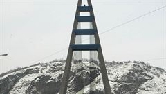 Most tvoí dva pylony, z kadého jednostrann vychází 15 ocelových lan, které...