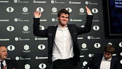 Je konec, Magnus Carlsen se po dlouhé bitv raduje z obhajoby mistrovského...
