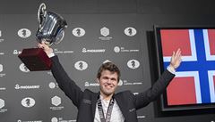 Magnus Carlsen se raduje z těžce vydřené obhajoby titulu mistra světa.