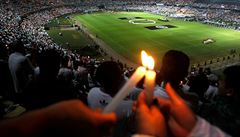 Čtyřicet pět tisíc fanoušků se na stadionu modlilo za zesnulé fotbalisty